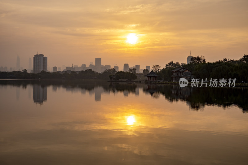 山东济南大明湖日出