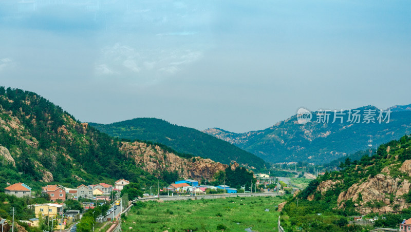 青岛崂山地区，山下分布着零星的村居