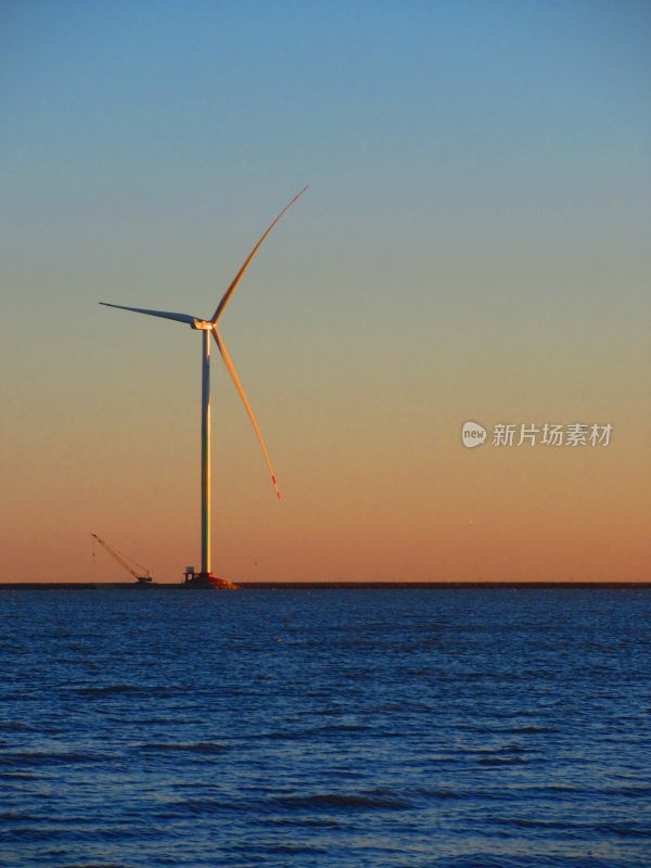 海上风力发电机夕阳景象