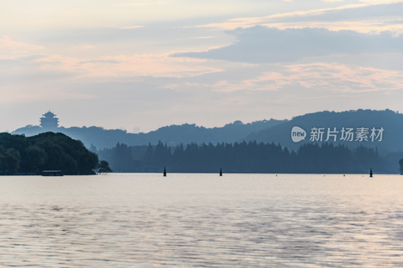 立冬杭州西湖日出朝霞水面倒影