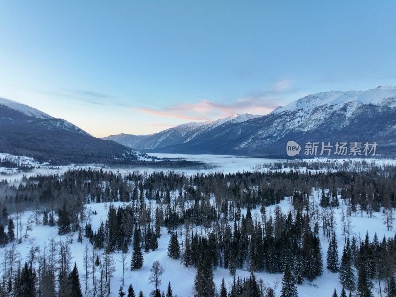 新疆阿勒泰喀纳斯雪景神仙湾晨雾雪山森林