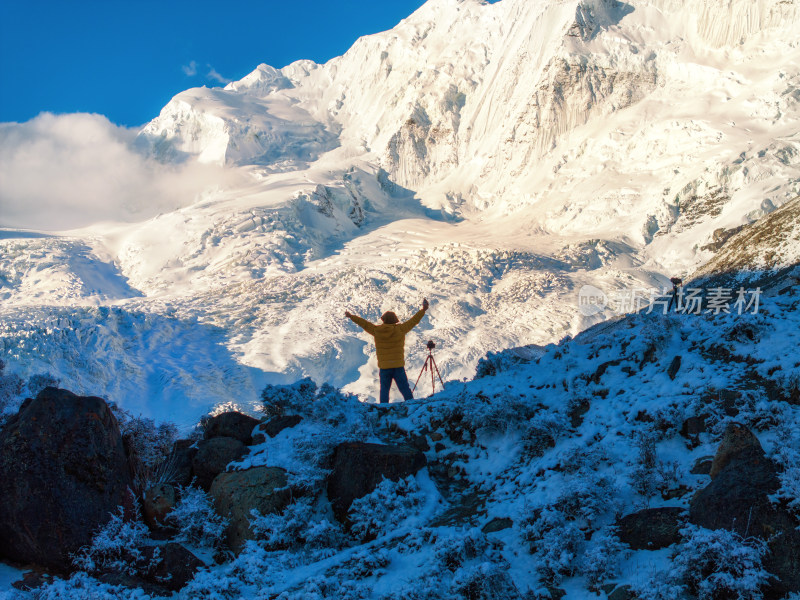 中国西藏雪山与登山者的背影