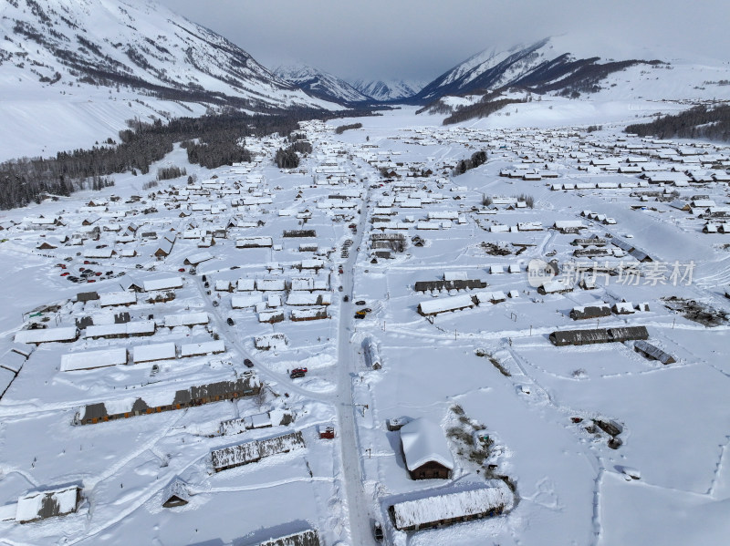 中国新疆阿勒泰禾木冬季雪景白雪覆盖的禾木