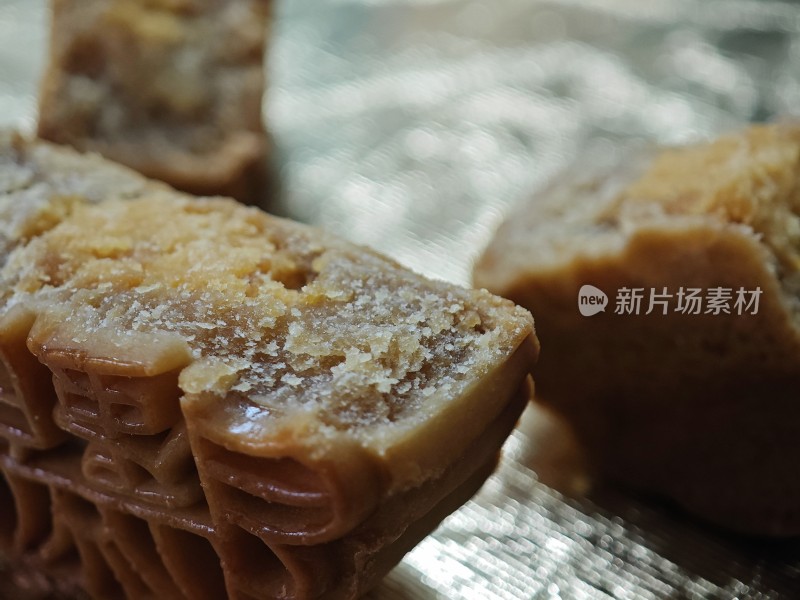 切开的月饼展示内部馅料特写