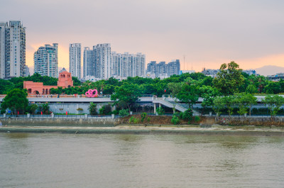 福建福州闽江沿岸夕阳下的城市风光