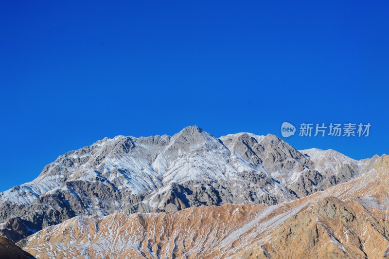 壮丽雪山风景，积雪覆盖山体的震撼景象