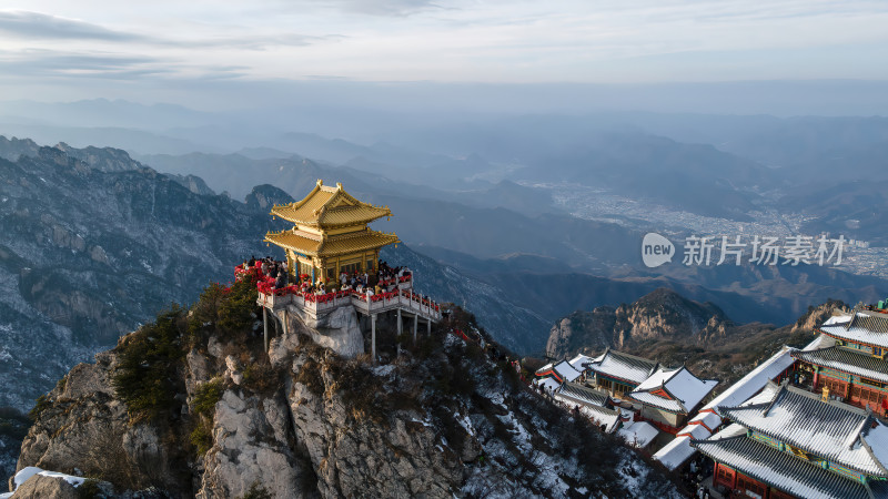 河南老君山飞雪中的千年古树冬季航拍