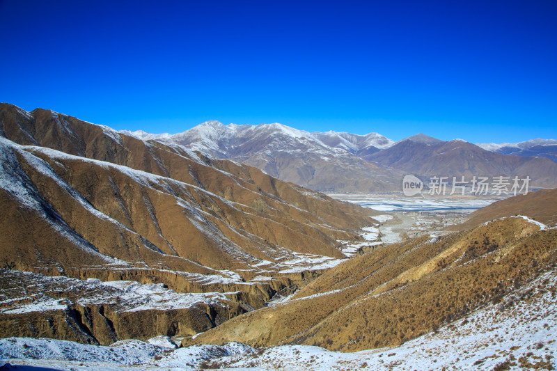 中国西藏地区冬季雪景高原风景