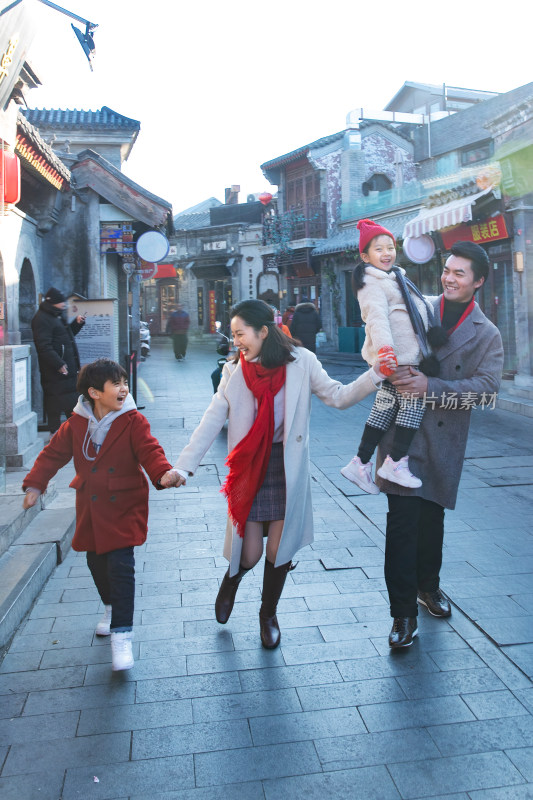 幸福的一家人逛街旅行
