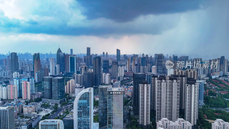 航拍湖北武汉城市暴雨来临乌云密布