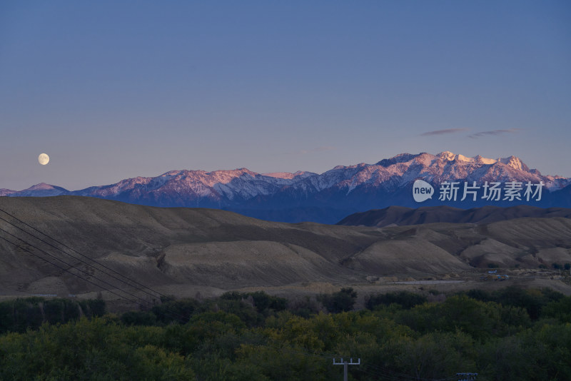 航拍天山博格达峰