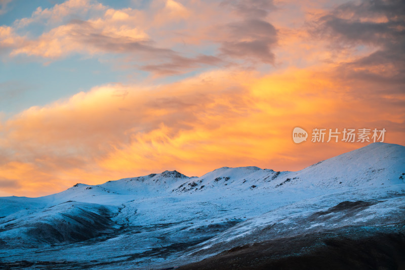 中国西藏高原雪山火烧云