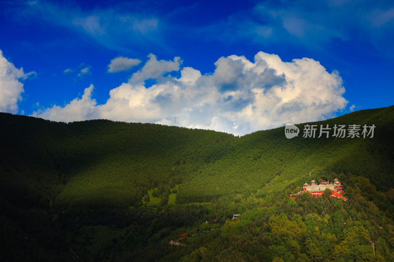 蓝天下青山上的特色建筑风景