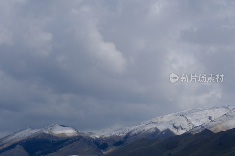 新疆天山蓝天白云雪山风光