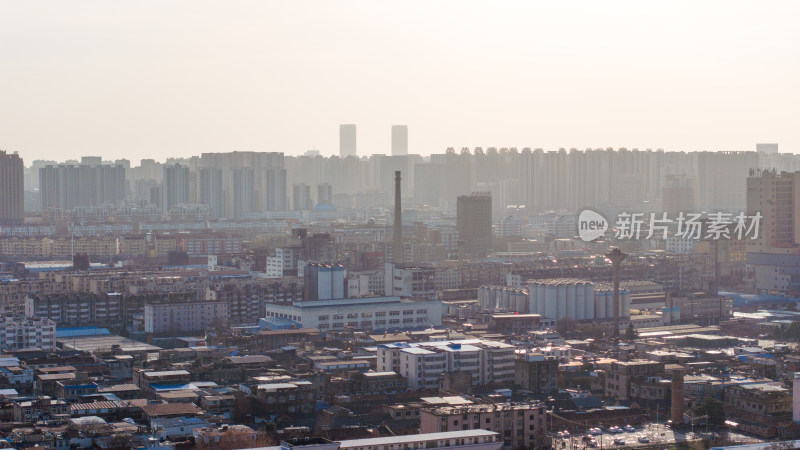 城市中高楼与低矮建筑交错的景象