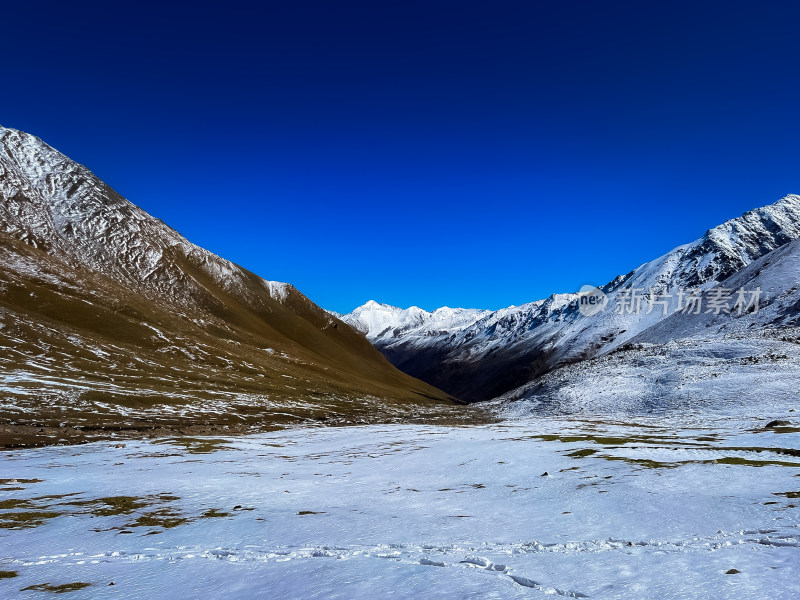 雪山山谷自然风光全景