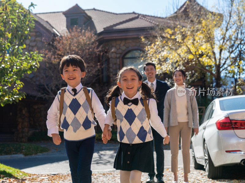 年轻夫妻接孩子放学