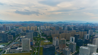 浙江杭州滨江的快速路和机场公路的城市风光