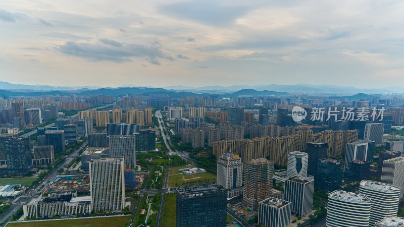 浙江杭州滨江的快速路和机场公路的城市风光