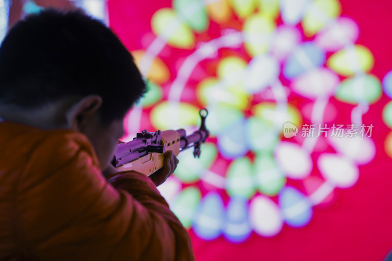 男孩玩射击游戏瞄准靶心