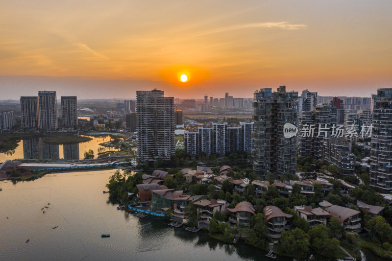 成都富人区麓湖的日落航拍风光全景图