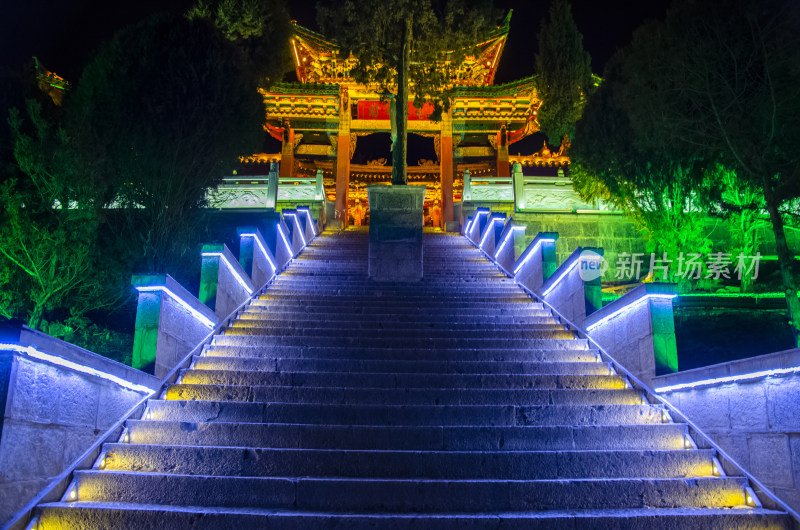 云南迪庆香格里拉龟山公园大佛寺中式牌坊