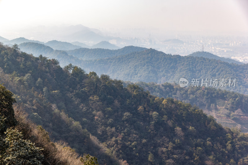 杭州北高峰远眺连绵山脉全景