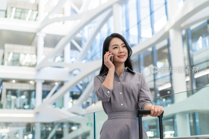 商务女士在机场打电话