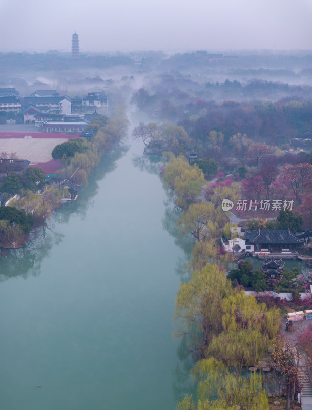 扬州瘦西湖水乡河畔古建筑雾景航拍