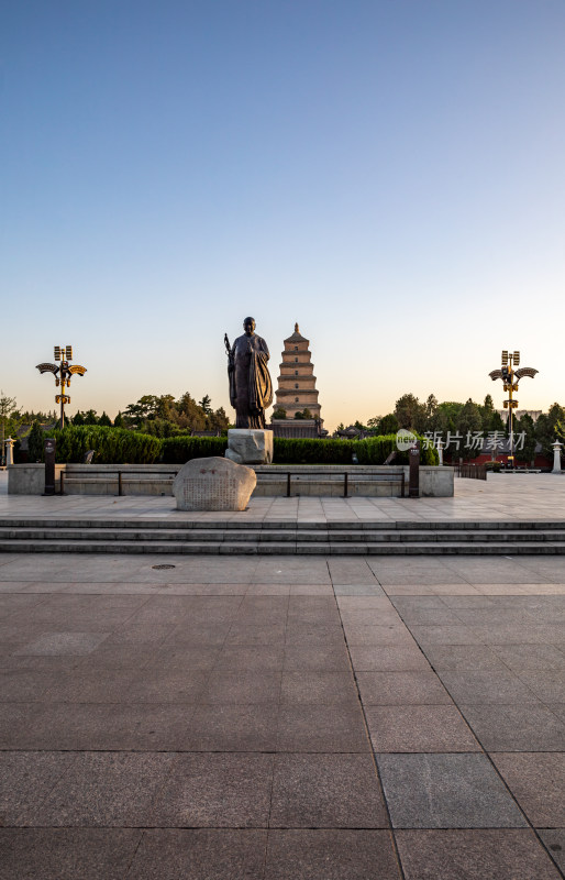 清晨的西安大雁塔大雁塔南广场玄奘雕塑景观