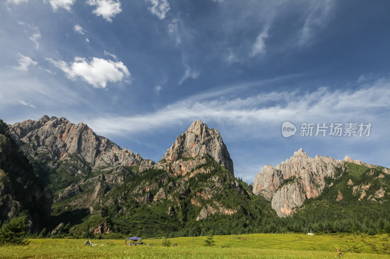 云雾缭绕下的草原山峰