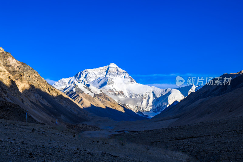 珠穆朗玛峰雪山