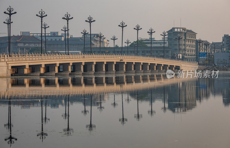 清晨的开封包公湖建筑倒影景观