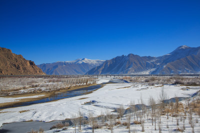 中国西藏冬季拉萨河雪景及拉萨河大桥