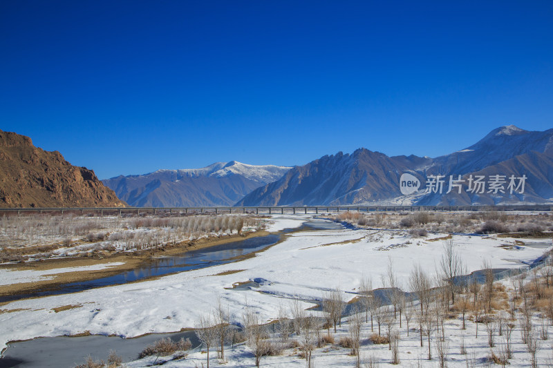 中国西藏冬季拉萨河雪景及拉萨河大桥