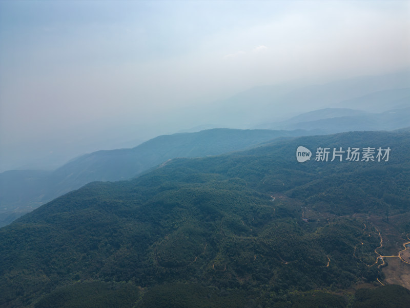 航拍郊外的山脉自然风光