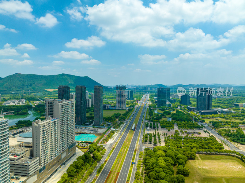 夏季蓝天白云水晶天的苏州科技城太湖大道