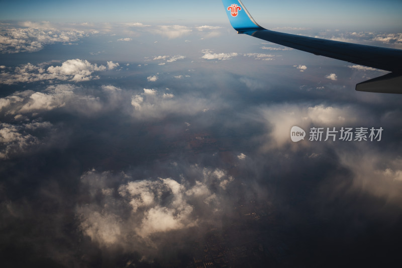 飞机窗户外的天空云景