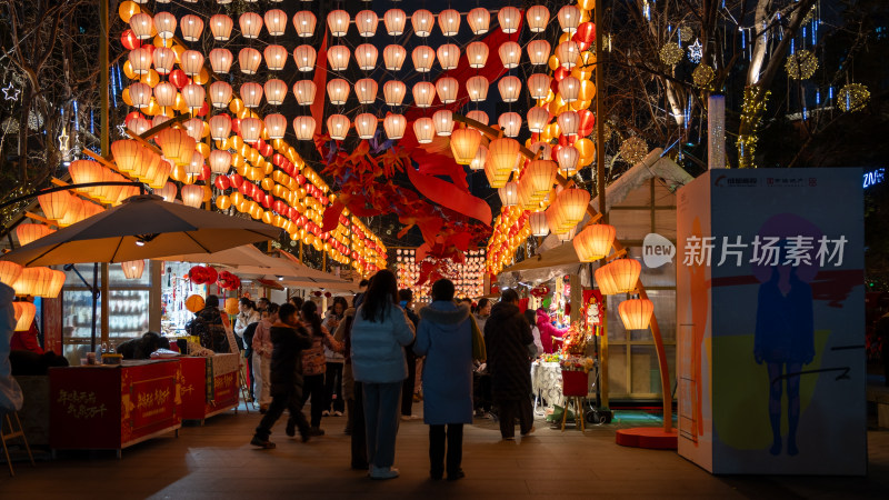 成都高新区铁像寺水街的新年氛围