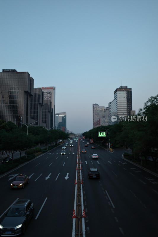 城市道路高楼与行驶车辆