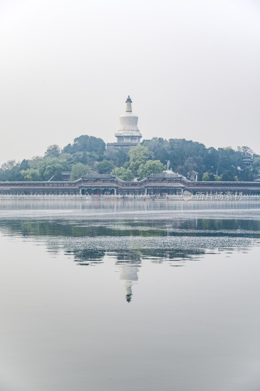 北海公园春天早晨湖面雾气倒影风光