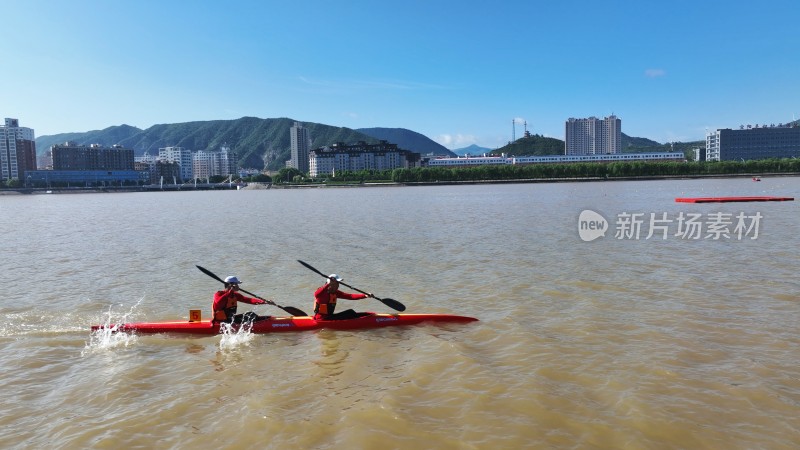 河南省宜阳县洛河上皮划艇比赛激烈进行