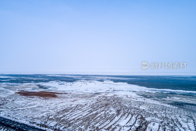 冬季雪地里的公路