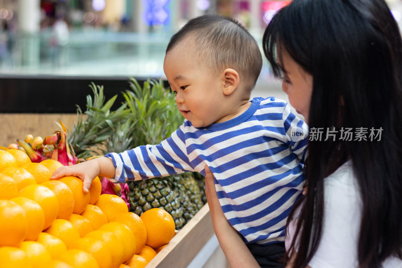 母子二人挑选水果