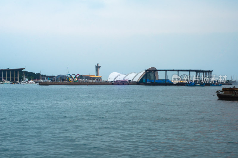 青岛奥帆中心海上视角的奥运场馆建筑景观