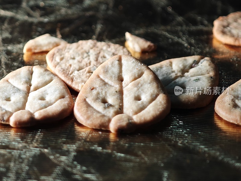 金色背景上放置着的美味饼干