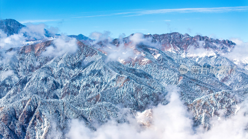 四川成都西岭雪山上空的云海群山航拍