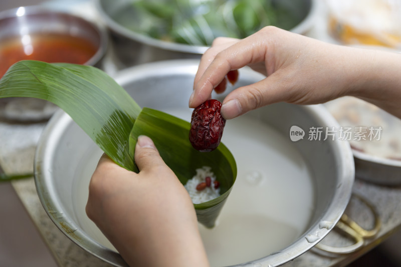 传统节日端午节包粽子