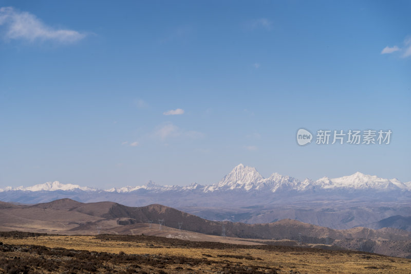 壮丽贡嘎雪山远景下的连绵起伏山脉