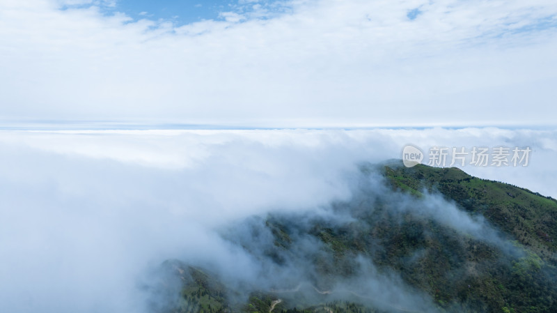 阳光下桂林高山上的云海和风力发电风车